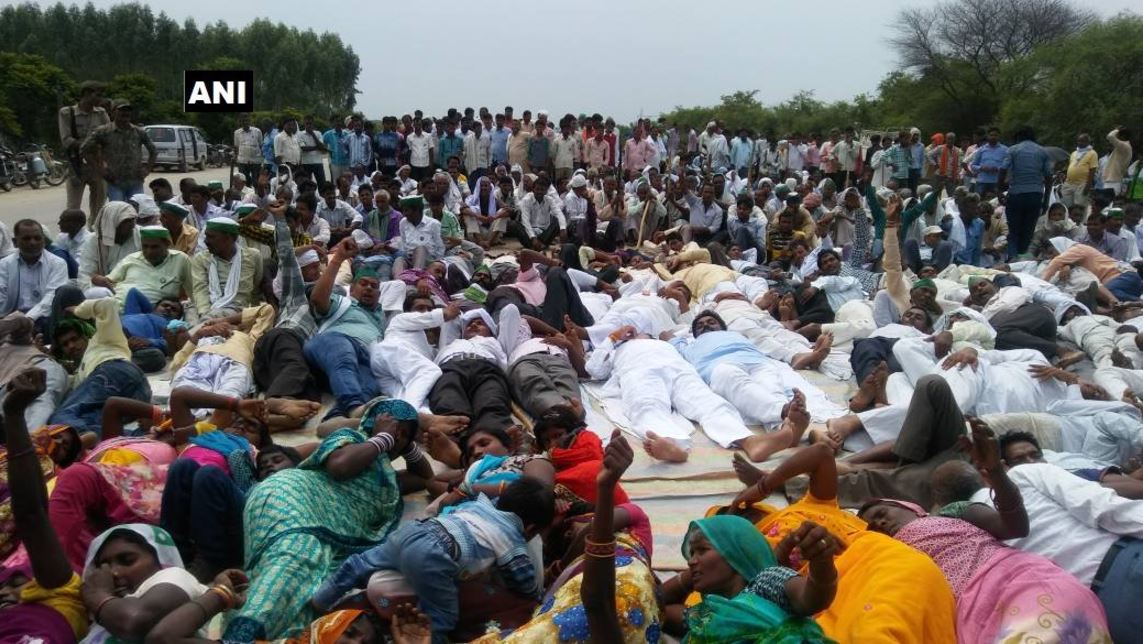 Barabanki (UP): Bharatiya Kisan Union workers protest against killing of farmers in #Mandsaur at NH-28, perform 'shavaasana'.