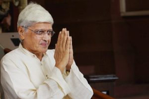 New Delhi: Opposition's joint vice-presidential candidate Gopalkrishna Gandhi on his arrival to file his nomination in Parliament in New Delhi on Tuesday. PTI Photo by Subhav Shukla(PTI7_18_2017_000043B)