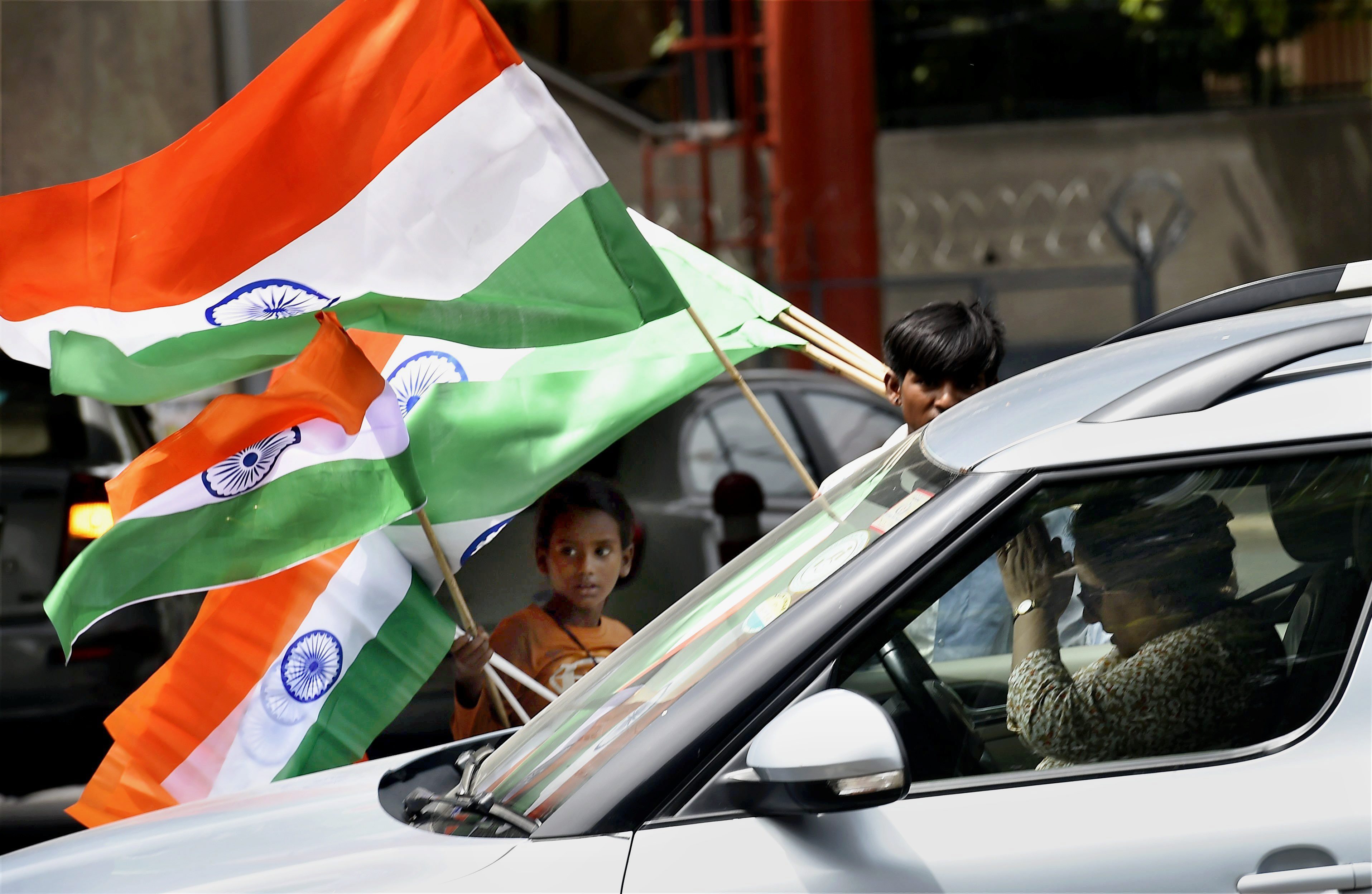 New Delhi: Vendors selling national flags on Sunday ahead of the Independence Day celebrations in New Delhi. PTI Photo by Kamal Singh(PTI8_13_2017_000066A)