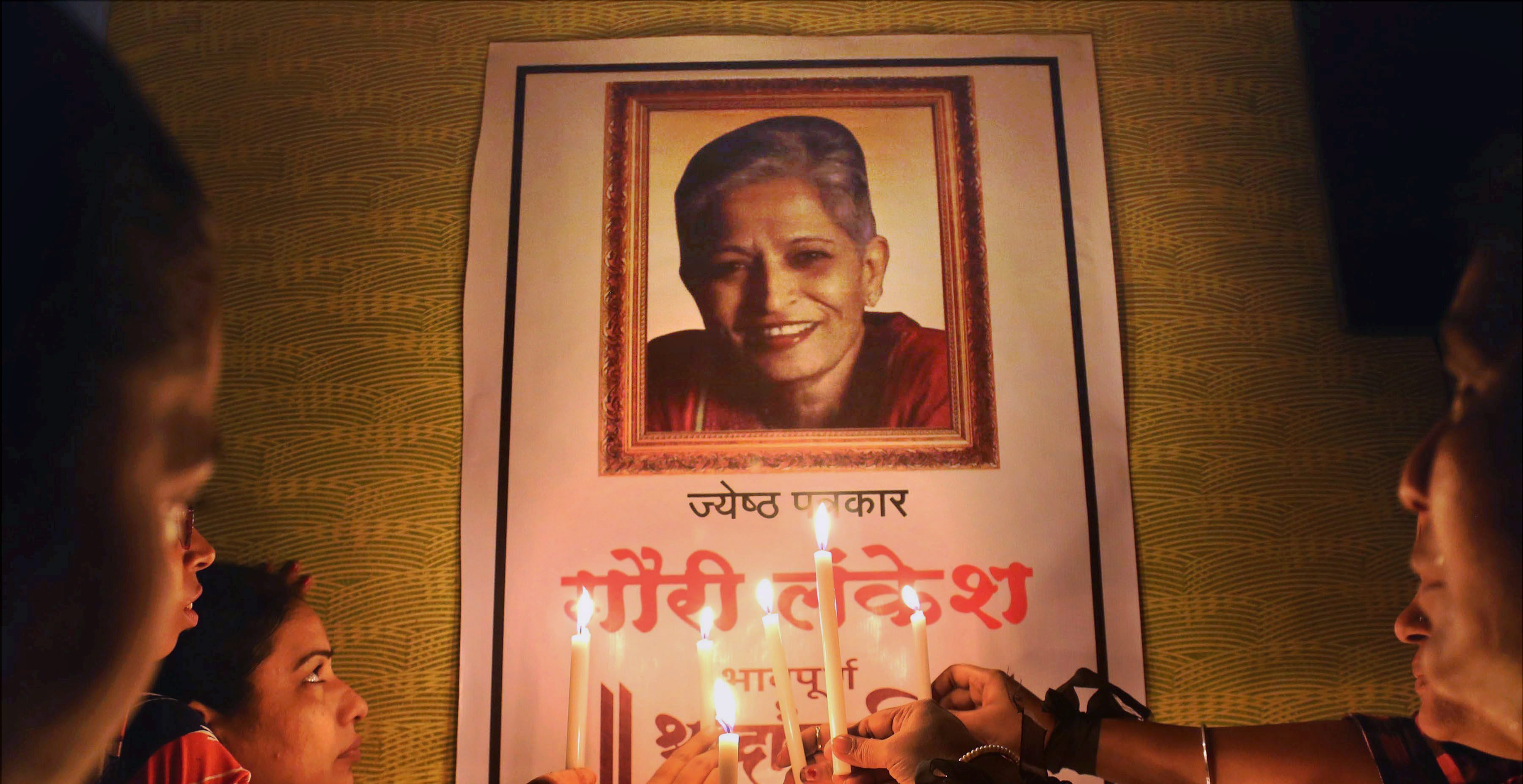 Mumbai: Journalists pay tributes to journalist Gauri Lankesh, in Mumbai on Wednesday. PTI Photo(PTI9_6_2017_000159A)