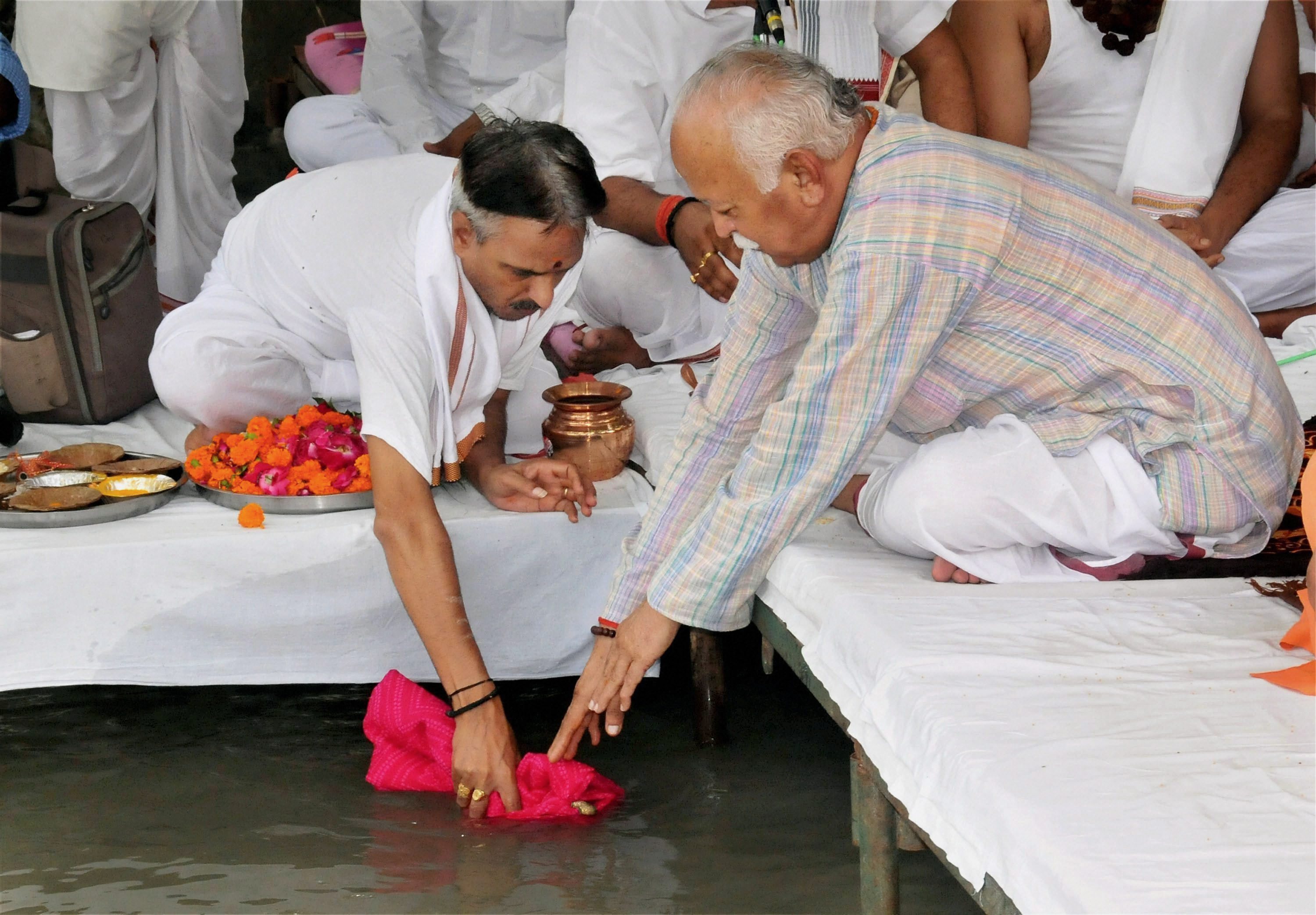 Haridwar: RSS chief Mohan Bhagwat offers prayers to Ganga River as he celebrates his birthday with sadhus, in Haridwar on Monday. PTI Photo (PTI9_11_2017_000087A)