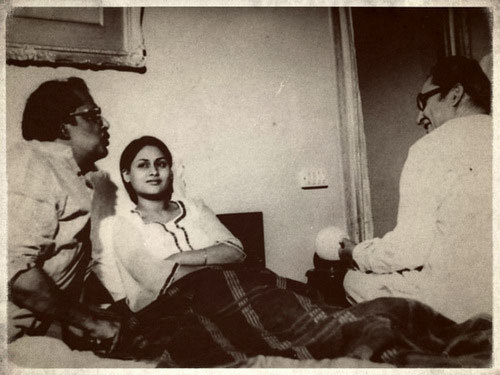 फिल्म 'मिली' के सेट पर जया भादुड़ी और अशोक कुमार के साथ