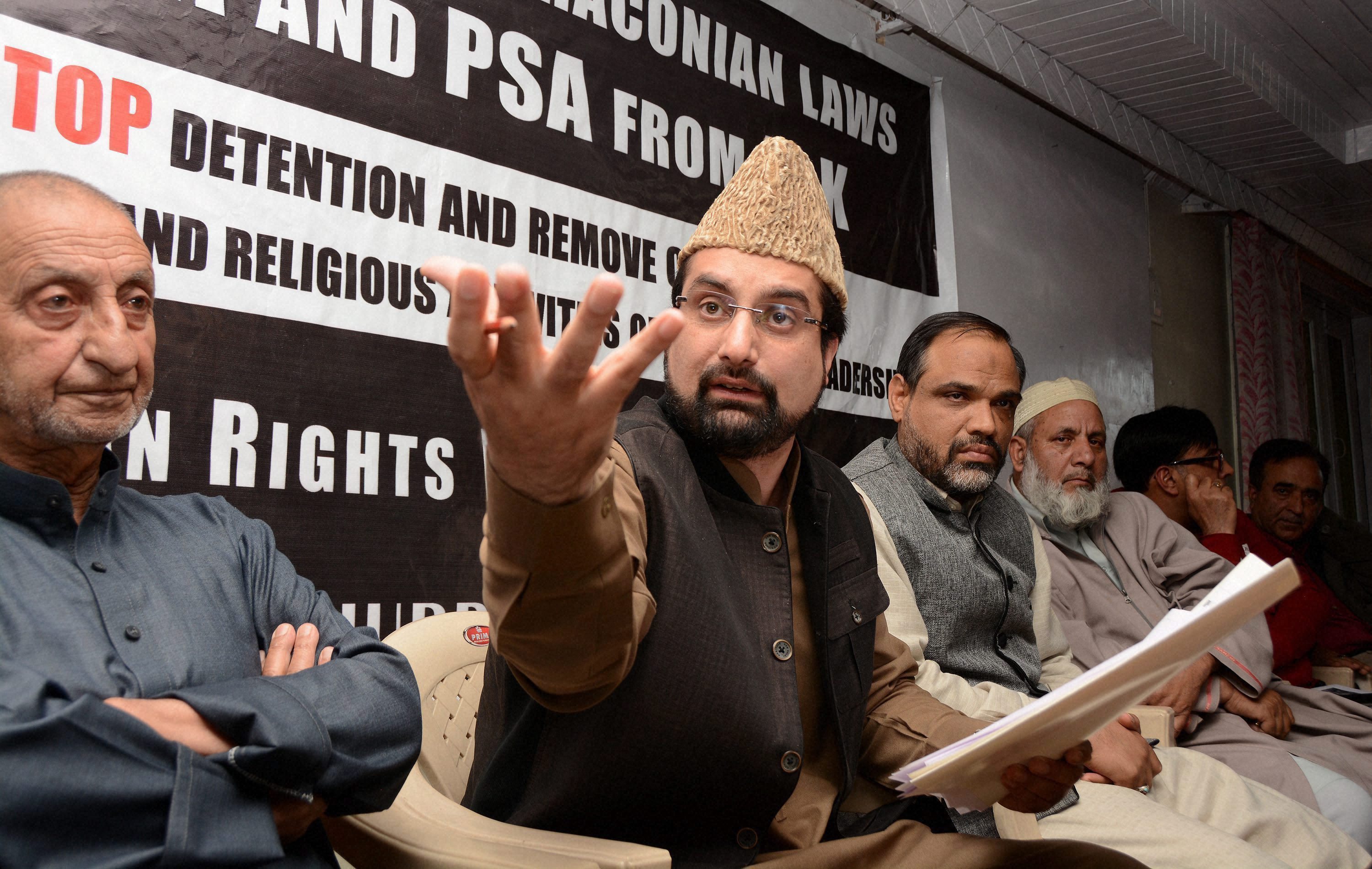 Srinagar: Chairman of Moderate faction of Hurriyat Conference Mirwaiz Umar Farooq along with other leaders at a press conference after he was released from house detention at Hurriyat Headquarters in Srinagar on Monday. PTI Photo (PTI5_2_2016_000172A)