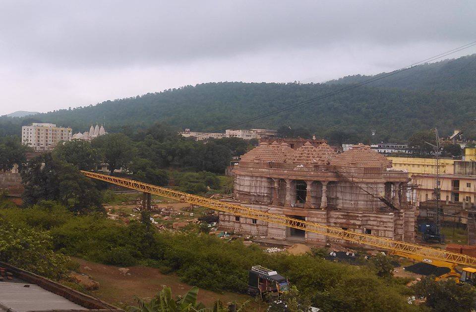 जिसके बाद पारसनाथ की पहाड़ी और मंदिर (फोटो: संजय वर्मा)