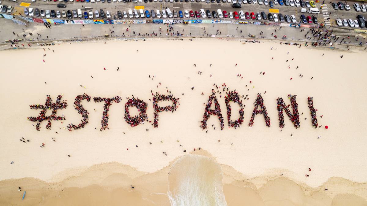 आॅस्ट्रेलिया की राजधानी सिडनी के बोंडी बीच पर अडानी के ख़िलाफ़ लोगों ने प्रदर्शन किया. इस प्रदर्शन में #स्टॉपअडानी नाम से मानव श्रृंखला बनाई. (फोटो साभार: स्टॉप अडानी कैंपेन)