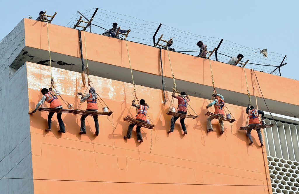 लखनऊ में मुख्यमंत्री कार्यालय भवन एनेक्सी को भगवा रंग में कर दिया गया है. (फोटो: पीटीआई)