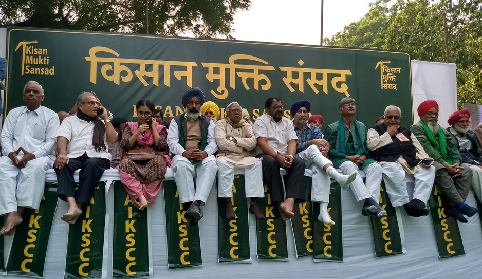 दिल्ली के संसद मार्ग पर देश भर के 184 किसान संगठनों की ओर से दो दिवसीय किसान मुक्ति संसद लगाई गई. (फोटो: कृष्णकांत/द वायर)