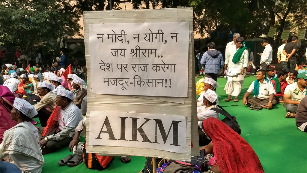 किसान मुक्ति संसद में देश भर के किसानों ने अपनी-अपनी भाषाओं में सरकार विरोधी बैनर-पोस्टर भी बनाए. (फोटो: कृष्णकांत/द वायर)