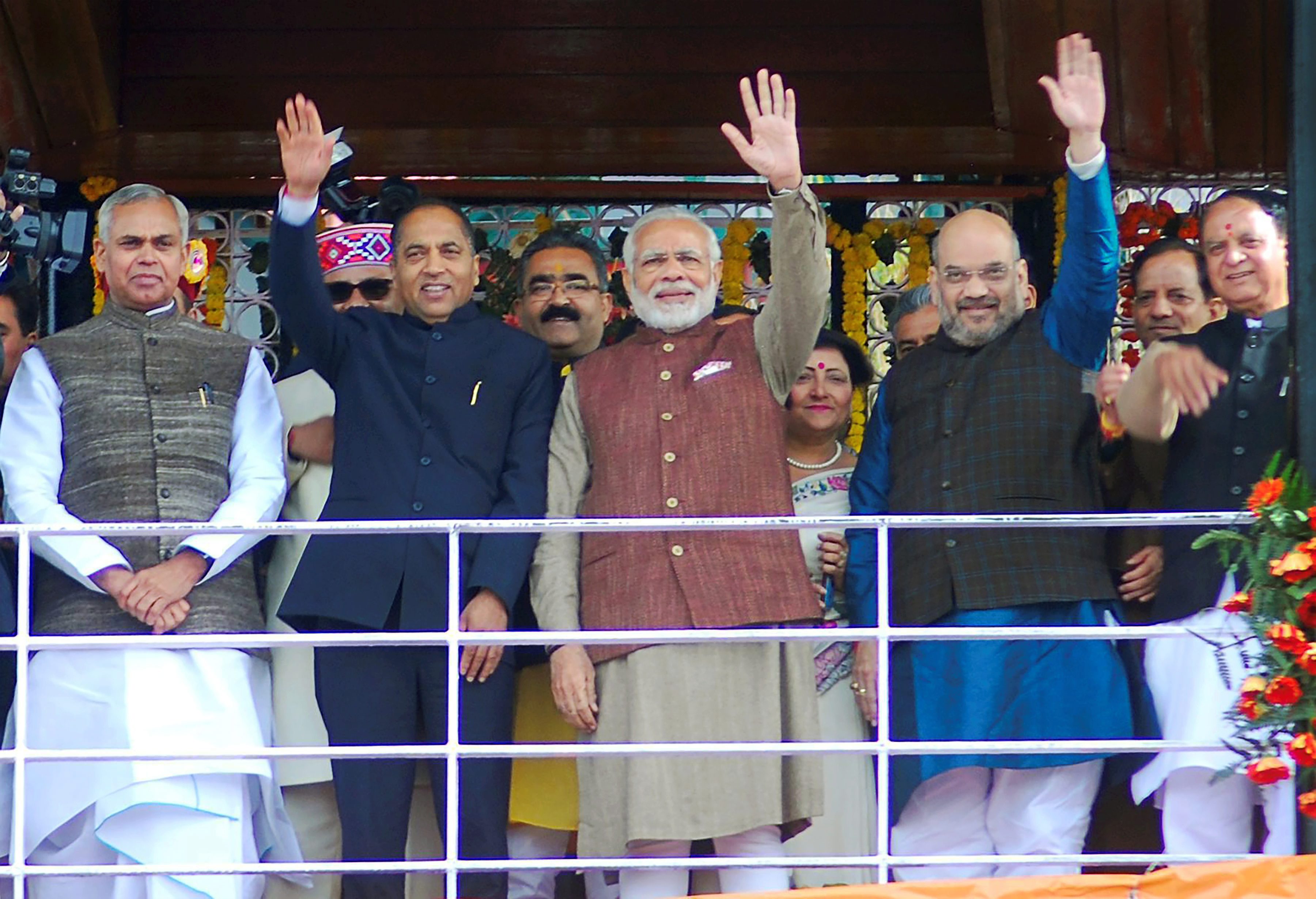 Shimla : Prime Minister Narendra Modi with New Chief Minister of Himachal Pradesh Jairam Thakur, BJP president Amit Shah and Governor of Himachal Pardesh Acharya Devvrat after the swearing-in ceremony in Shimla on Wednesday.PTI Photo (PTI12_27_2017_000022B) *** Local Caption ***