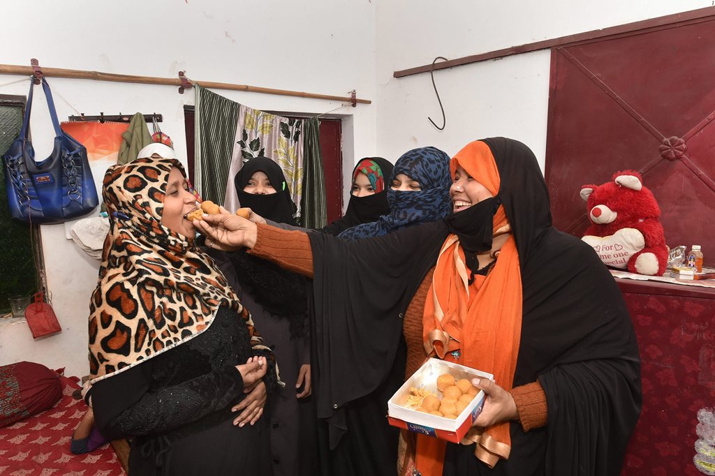 Lucknow: Muslim women celebrating the introduction of triple 'talaq' bill in the Lok Sabha, in Lucknow on Thursday. PTI Photo by Nand Kumar (PTI12_28_2017_000140B)