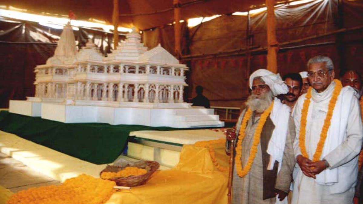 विहिप द्वारा प्रस्तावित राम मंदिर का एक मॉडल देश भर में कई जगह पर ले जाया गया था. इस मॉडल के साथ अशोक सिंघल (फाइल फोटो: रॉयटर्स)