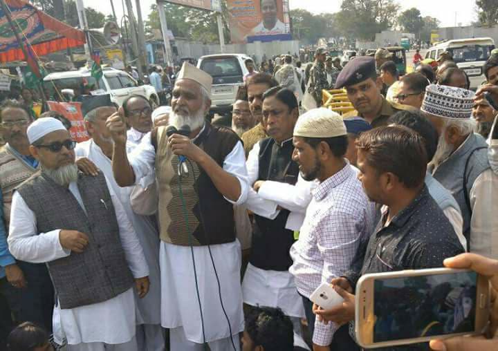 मदरसा शिक्षकों पिछले महीने झारखंड विधानसभा के बाहर प्रदर्शन किया. (फोटो: नितिन सिन्हा)