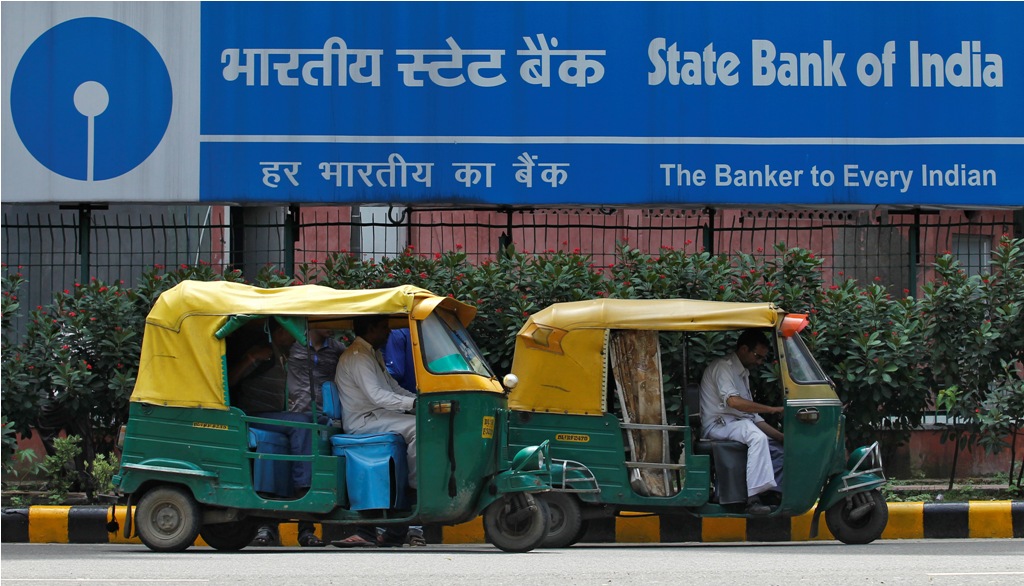 Auto rickshaws wait in front of the head office of State Bank of India (SBI) in New Delhi August 12, 2013. SBI, the country's largest lender, posted a second consecutive drop in quarterly net profit, missing estimates, on worsening asset quality, higher operating expenses and muted growth in interest income. REUTERS/Anindito Mukherjee (INDIA - Tags: BUSINESS) - RTX12I6I