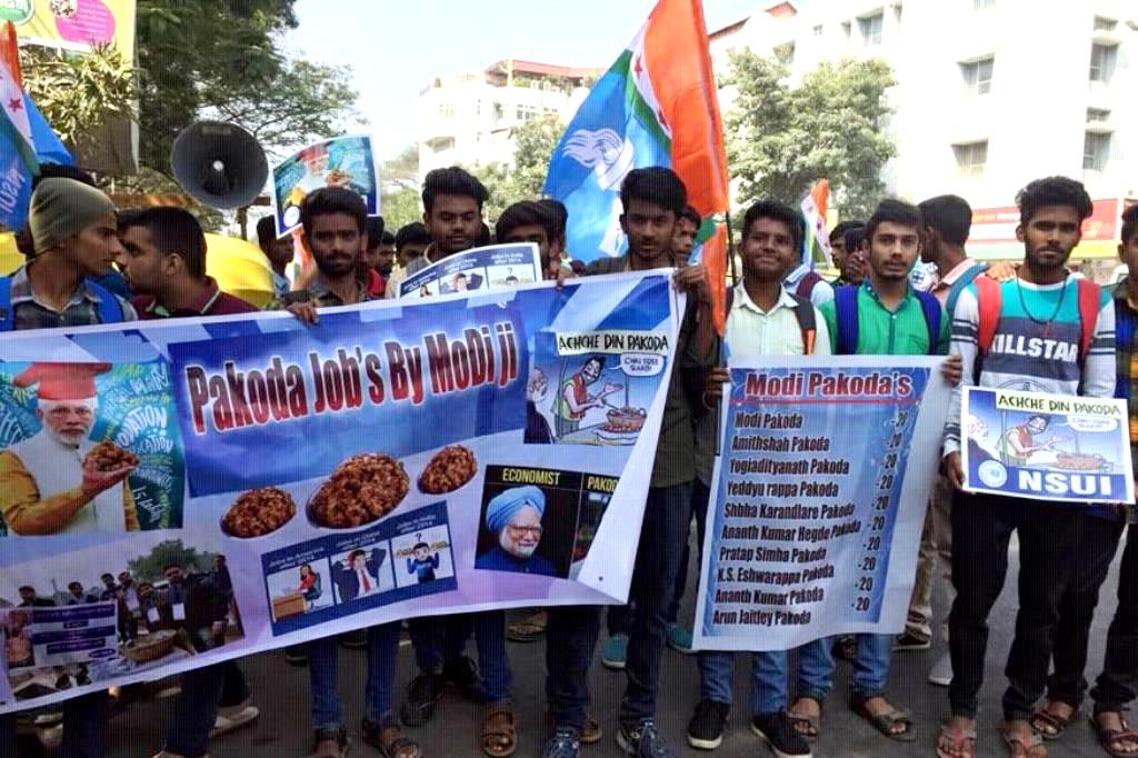 बेंगलुरु में रविवार को प्रधानमंत्री नरेंद्र मोदी की रैली से पहले छात्र-छात्राओं ने पकौड़ा बेचकर उनका विरोध किया. (फोटो साभार: फेसबुक/चंद्र मिश्रा)