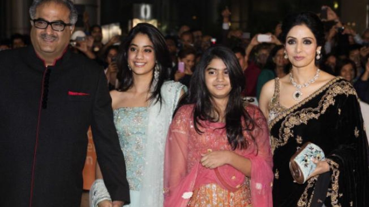 अभिनेत्री श्रीदेवी पति बोनी कपूर और बेटी जाह्नवी और ख़ुशी के साथ. (फाइल फोटो: रॉयटर्स)