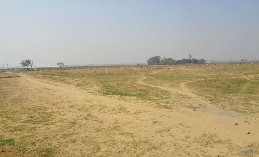 इसी ज़मीन पर टाटा की नैनो फैक्टरी स्थापित की जानी थी. अब यह सुनसान है. (फोटो: उमेश कुमार राय)