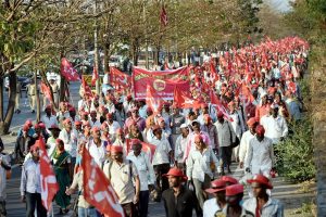 Mumbai: Farmers of All Indian Kisan Sabha (AIKS) march from Nashik to Mumbai to gherao Vidhan Bhawan on March 12, demanding a loan waiver, in Mumbai on Sunday. PTI Photo by Mitesh Bhuvad (PTI3_11_2018_000147B)