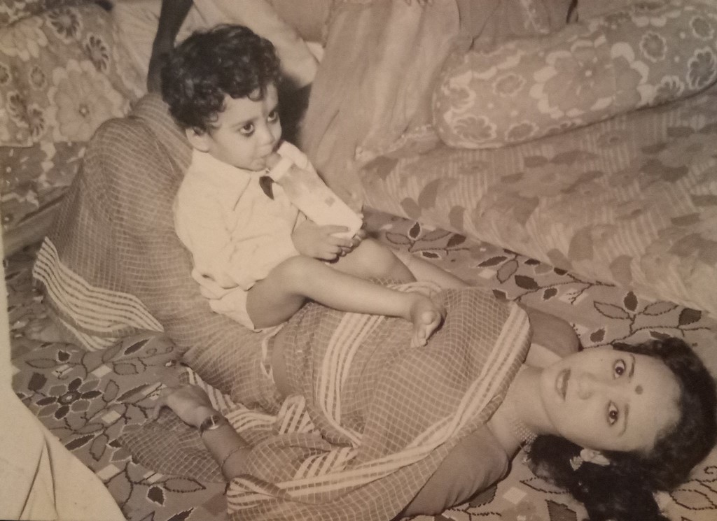 अपनी मां के साथ मनीष गायकवाड़.