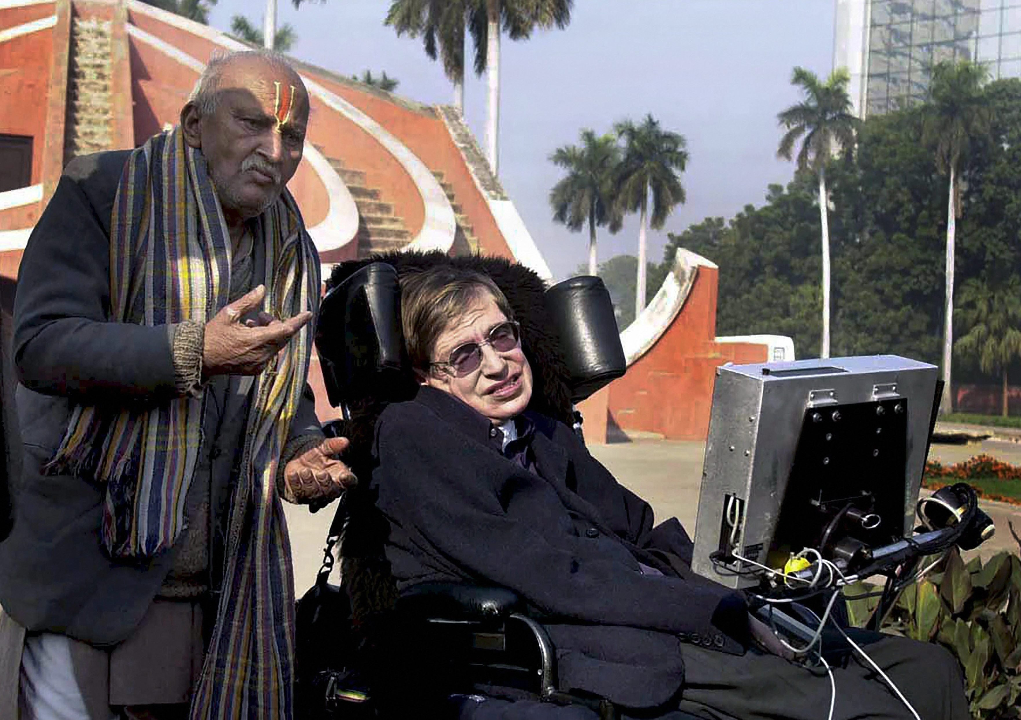 New Delhi: In the file photo dated January 15, 2001, a guide explains to Prof. Stephan Hawking how the monuments at Jantar Mantar were used for astronomy in New Delhi. PTI Photo (PTI3_14_2018_000081A)