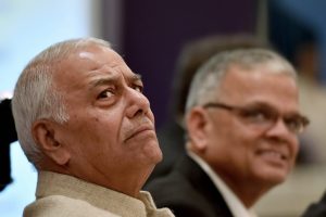Kolkata: BJP leader Yashwant Sinha and President Calcutta Chamber of Commerce, R.Kandelwal(R) attend a panel discussion on an analysis of Union Budget 2018-19, in Kolkata on Tuesday. PTI Photo by Swapan Mahapatra (PTI2_6_2018_000177B)