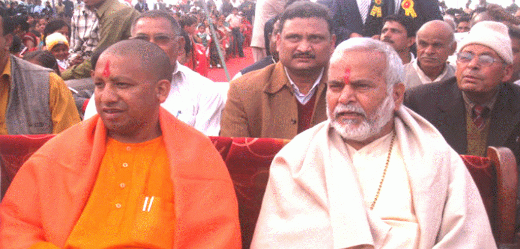 उत्तर प्रदेश के मुख्यमंत्री योगी आदित्यनाथ और पूर्व गृह राज्यमंत्री स्वामी चिन्मयानंद. (फोटो साभार: फेसबुक)