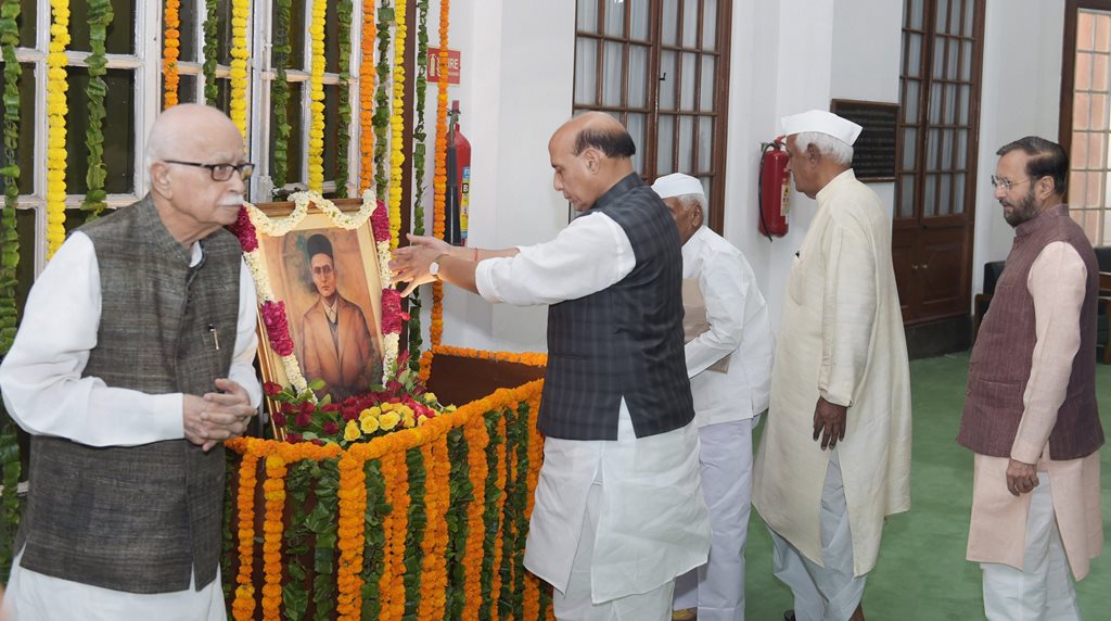 New Delhi: Home Minister Rajnath Singh paying floral tribute to Vinayak Damodar Savarkar on his birth anniversary at Parliament house in New Delhi on Monday. Senior BJP leader L K Advani also seen in the picture.(PTI Photo/Shahbaz Khan)(PTI5_28_2018_000033B)