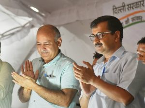 New Delhi: Delhi Chief Minister Arvind Kejriwal with deputy CM Manish Sisodia inaugurates a 140 KWp solar PV power plant at a housing society in east Delhi on Sunday. PTI Photo by Kamal Kishore (PTI5_13_2018_000120B)