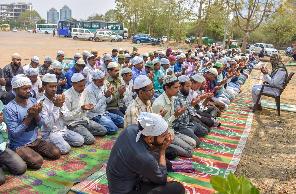 Gurugram: People offer namaz under police presence (unseen), after the recent disruptions by Hindu activists organisations, in Gurugram on Friday.( PTI Photo )(PTI5_11_2018_000120B)