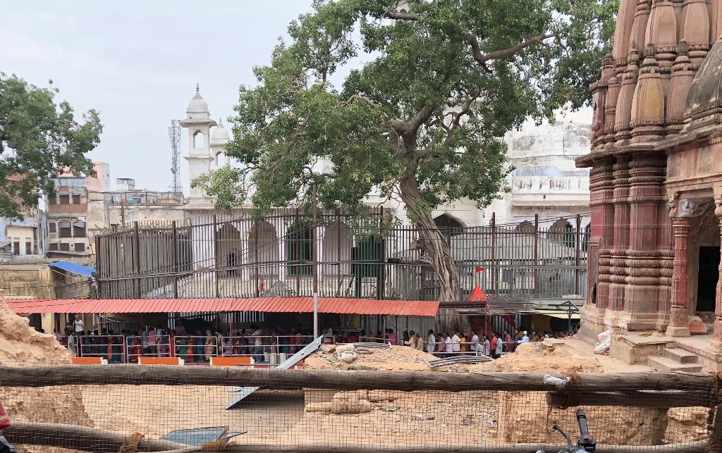 काशी विश्वनाथ मंदिर कॉरिडोर बनाने के लिए ढहाया गया एक मंदिर परिसर. (फोटो: सिद्धांत मोहन/द वायर)