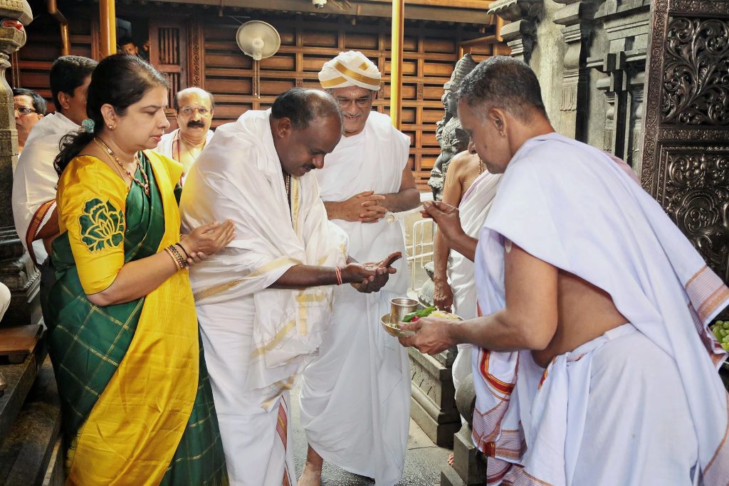Dharmasthala: JD(S) leader and Karnataka chief minister-designate H D Kumaraswamy visits Manjunatha Swamy temple, ahead of the swearing-in ceremony, at Kshetra Dharmasthala in Dharmasthala, Karnataka, on Tuesday. (PTI Photo) (PTI5_22_2018_000055B)