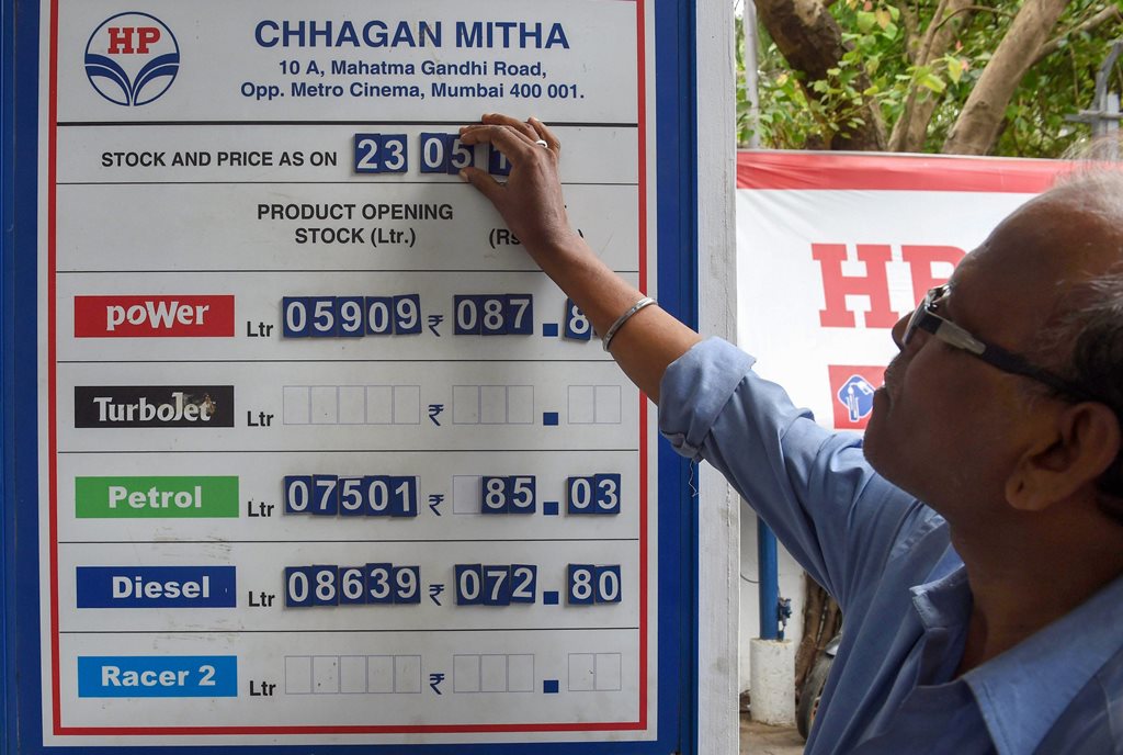 Mumbai: A petrol pump employee adjusts the fuel rate card as the price reaches highest-ever, in Mumbai, on Wednesday. (PTI Photo/Shashank Parade) (PTI5_23_2018_000069B)