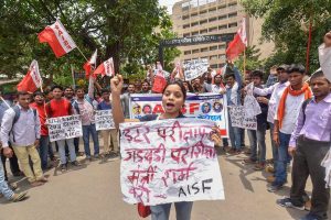 Patna: All India Students Federation activists raise slogans during a protest against the low pass percentage in the Intermediate exams, in Patna on Wednesday, June 13, 2018. (PTI Photo) (PTI6_13_2018_000049B)