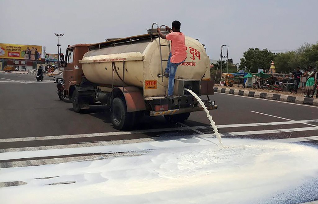 Pune: Farmers from Ahmednagar spill milk down a road during a state-wide protest, in Pune on Friday, June 01, 2018. Farmers today launched a 10-day-long agitation as part of a nationwide strike to press for their demands, including waiver of loans and the right price for crops. (PTI Photo) (PTI6_1_2018_000092B)