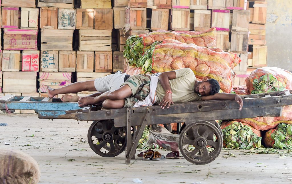 New Delhi: A vegetable vendor sleeps on a cart at Azadpur Mandi as farmers' protest entered the fifth day, in New Delhi on Tuesday, June 05, 2018. (PTI Photo/Shahbaz Khan)(PTI6_5_2018_000098B)