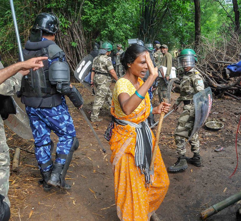 Khunti: Security personnel lathi-charge villagers during a search operation at the remote village of Ghagra, where Member of Parliament (MP) Karia Munda’s three bodyguards, belonging to Jharkhand police, were allegedly kidnapped by Pathalgarhi supporters, in Khunti District on Wednesday, June 27, 2018. (PTI Photo)  (PTI6_27_2018_000261B)
