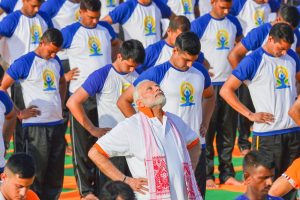 Dehradun: Prime Minister Narendra Modi performs yoga along with thousands of others during a mass yoga event on 4th International Yoga Day at Forest Research Institute (FRI) ground in Dehradun, on Thursday, June 21, 2018. (PTI Photo/Manvender Vashist) (PTI6_21_2018_000018B)