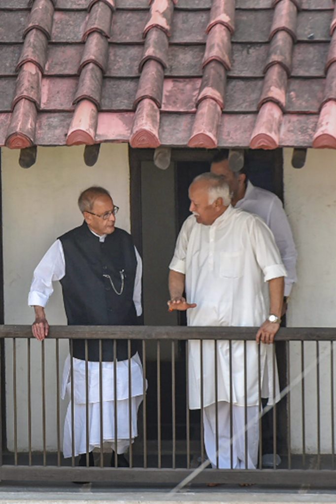Nagpur: Former president Pranab Mukherjee with Rashtriya Swayamsevak Sangh (RSS) chief Mohan Bhagwat at the birthplace of RSS founder Keshav Baliram Hedgewar, in Nagpur, Maharashtra on Thursday, June 07, 2018. (PTI Photo)(PTI6_7_2018_000104B)(PTI6_7_2018_000155B)