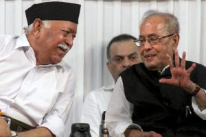 Former president Pranab Mukherjee with RSS chief Mohan Bhagwat at an RSS event on June 7, 2018. Credit: PTI