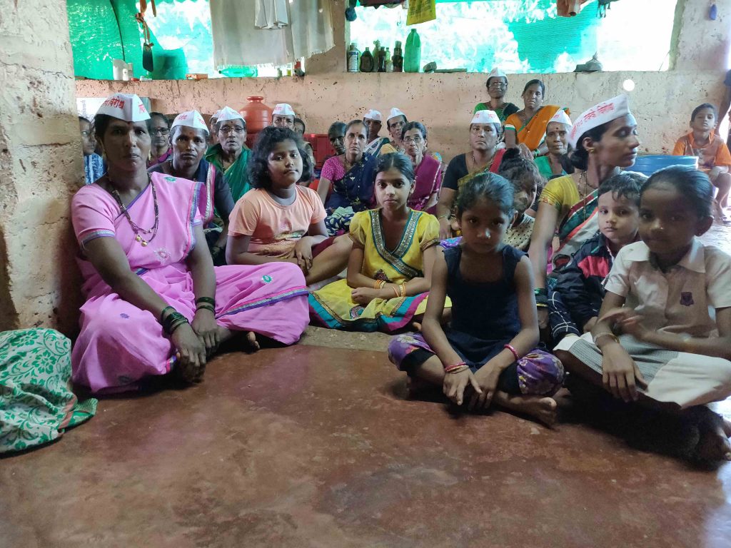 रिफाइनरी के विरोध में चर्चा करने के लिए इकठ्ठा हुई नानर गांव की महिलाएं (फोटो: सुकन्या शांता) 
