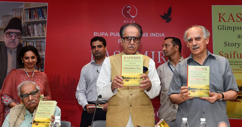 New Delhi: Congress leader Saifuddin Soz with former Union minister Arun Shourie (R) and veteran journalist Kuldip Nayar (L) during the launch of his book "Kashmir: Glimpses of History and the Story of Struggle", in New Delhi on Monday, June 25, 2018. (PTI Photo/Kamal Singh) (PTI6_25_2018_000214B)
