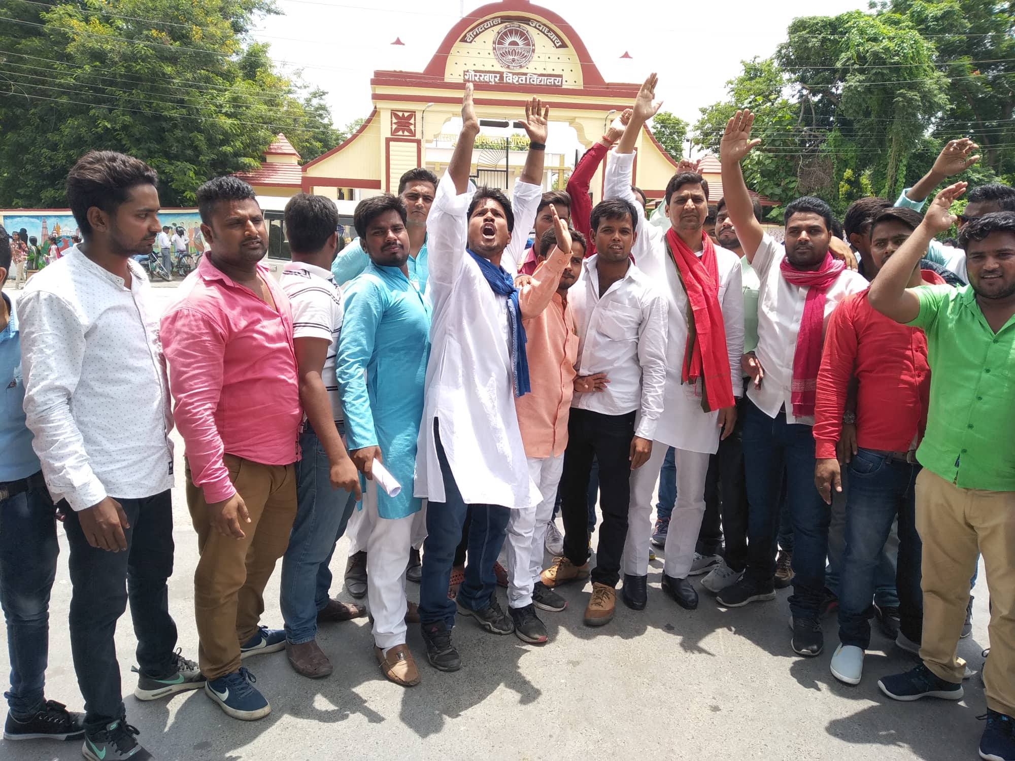 गोरखपुर विश्वविद्यालय में शिक्षक भर्ती में हुई गड़बड़ियों को लेकर विरोध प्रदर्शन हो रहे हैं. (फोटो: धीरज मिश्रा/द वायर) 