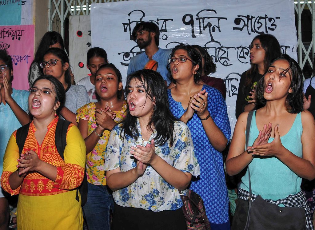 Kolkata: Students of Jadavpur University protest against the university's decision to scrap entrance tests for undergraduate courses, at Jadavpur University in Kolkata on Thursday, July 5, 2018. (PTI Photo) (PTI7_5_2018_000188B)