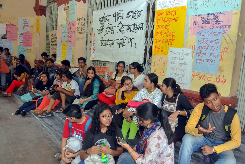 Kolkata: Students stage a sit-in protest at the Jadavpur University against its decision to scrap entrance test for six undergraduate courses, on the campus of the university, in Kolkata on Friday, July 6, 2018. (PTI Photo)  (PTI7_6_2018_000139B)