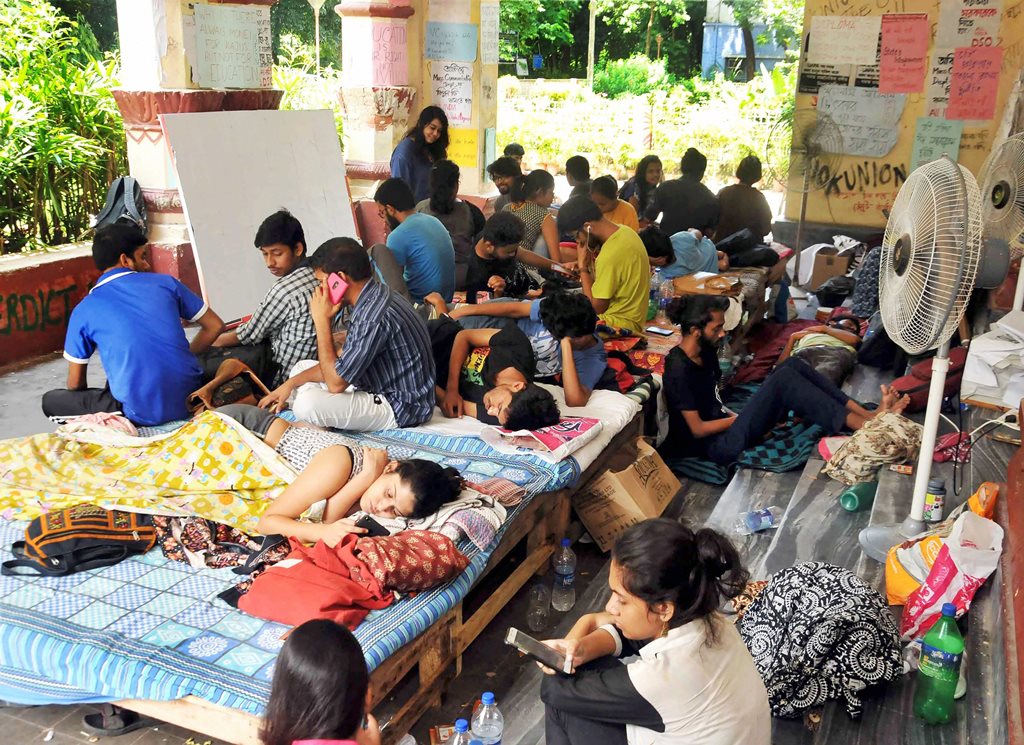 Kolkata: Students of Jadavpur University in an indefinite hunger strike on the second day, to protest against University's decision to scrap entrance test for six undergraduate courses in Humanities subjects in coming academic session, at Jadavpur University in Kolkata on Sunday, July 08, 2018. (PTI Photo) (PTI7_8_2018_000062B)