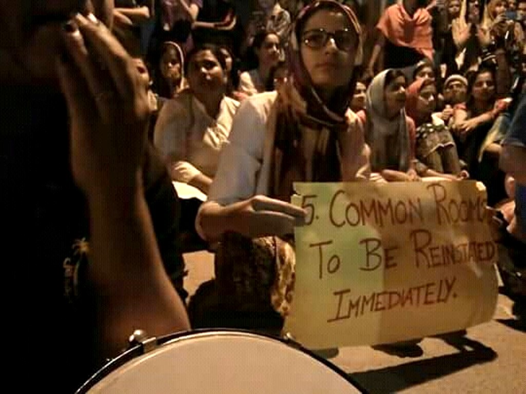 छात्राओं द्वारा मार्च में किया गया प्रदर्शन. (फोटो साभार: फेसबुक/NSUI Jamia Millia Islamia)