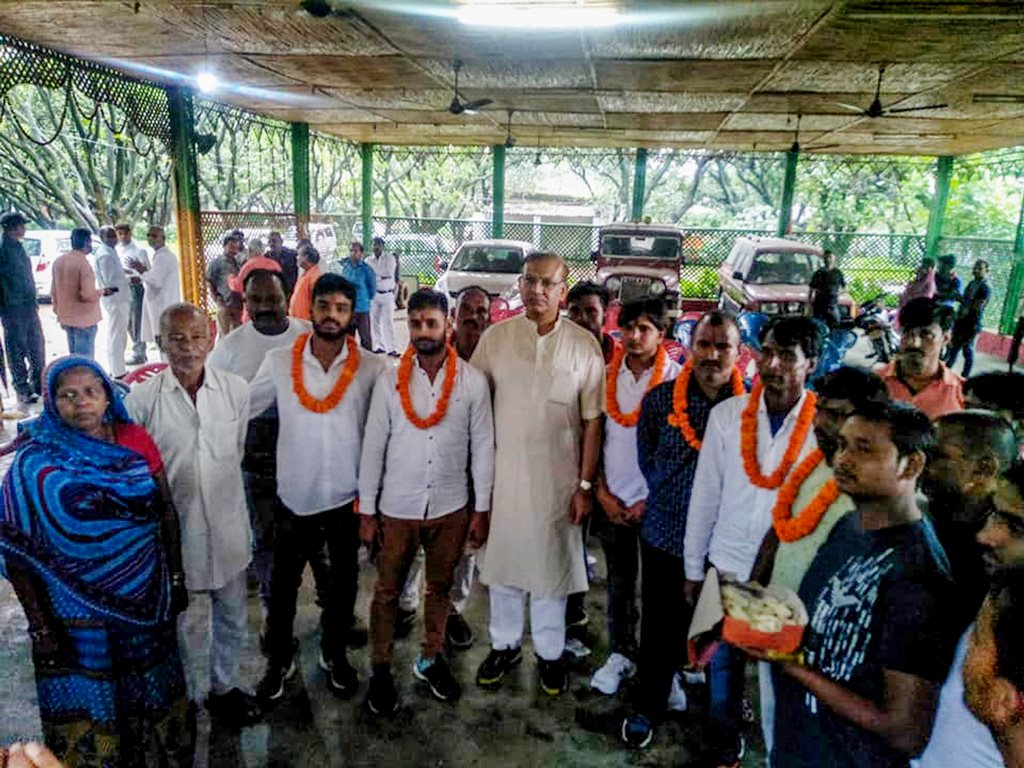 **BEST QUALITY AVAILABLE** Ranchi: Union Minister of State for Civil Aviation Jayant Sinha with the lynching convicts at his residence after they were released on bail in Ramgarh, Jharkhand on Saturday, July 7, 2018. (PTI Photo)(PTI7_7_2018_000204B)