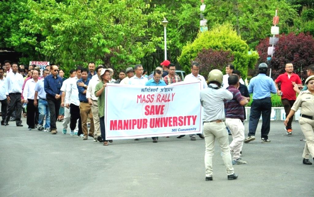 मणिपुर विश्वविद्यालय में प्रदर्शन. (फोटो साभार: फेसबुक/E-pao)