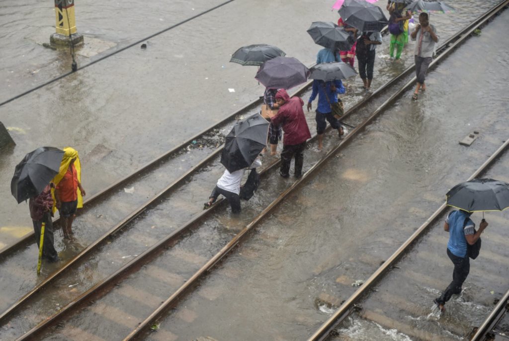 EDS PLS TAKE NOTE OF THIS PTI PICK OF THE DAY::::::::: Thane: A commuter tumbles while crossing the flooded tracks at Thane Railway Station during rains, in Thane on Monday, July 9, 2018. (PTI Photo/Mitesh Bhuvad) (PTI7_9_2018_000063A)(PTI7_9_2018_000173B)