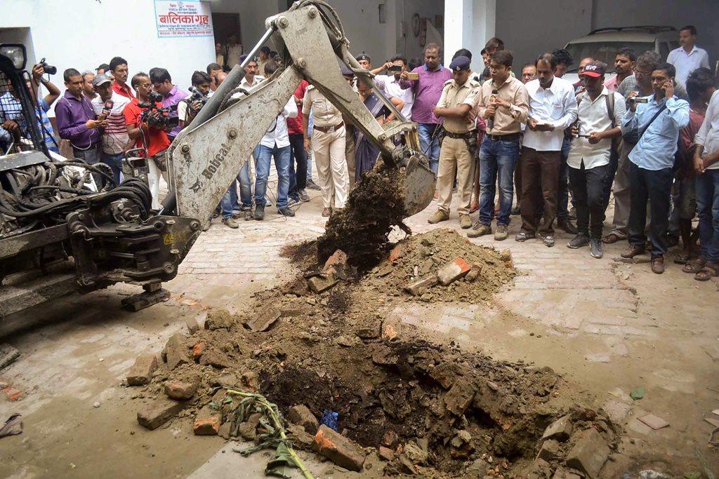 Muzaffarpur: Police investigate the site where a rape victim was allegedly buried, at a government shelter home in Muzaffarpur, on Monday, July 23, 2018. A girl of the home has alleged that one of her fellow inmates was beaten to death and buried at the premises of the facility, and several were raped. (PTI Photo)(PTI7_23_2018_000186B)