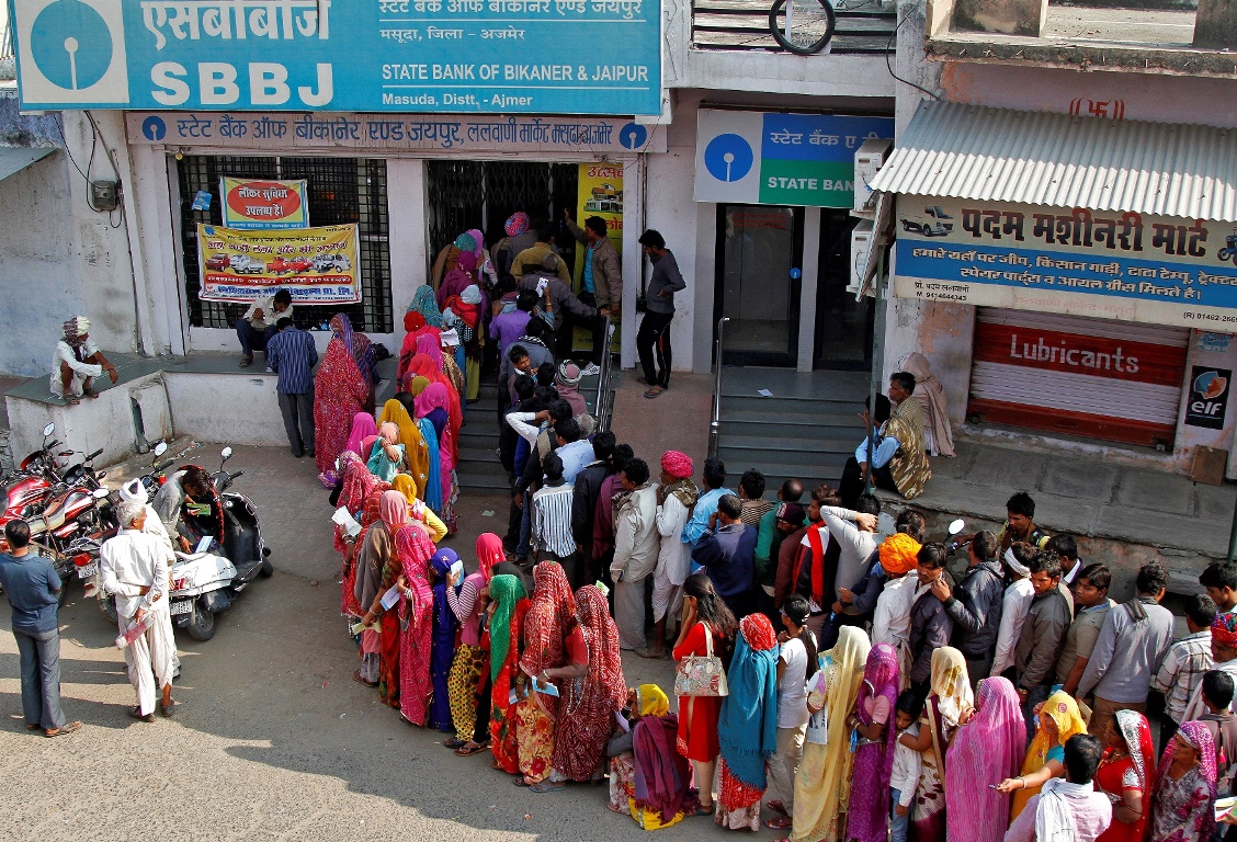 People queue outside a bank to exchange and deposit their old high denomination banknotes in Masuda village in the desert Indian state of Rajasthan, India, November 15, 2016. REUTERS/Himanshu Sharma